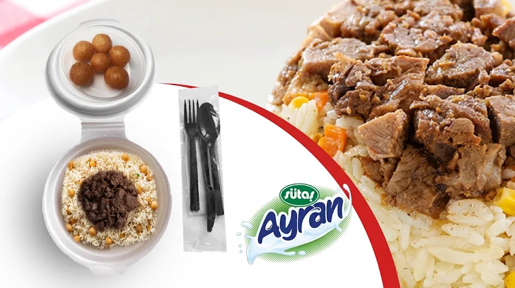 Etli pilav menüsü: pilav üstü et, lokma, ayran ve çatal kaşık seti