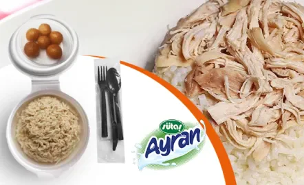 Tavuklu pilav menüsü: pilav üstü tavuk, lokma, ayran ve çatal kaşık seti