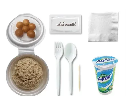 Tavuklu pilav seti: kapta pilav, lokma, ayran, çatal kaşık ve ıslak mendil